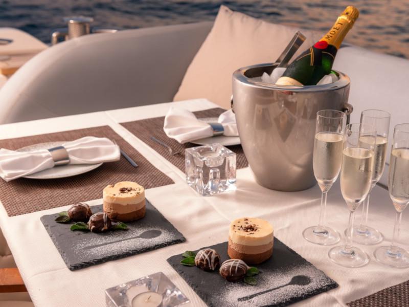 Book yachts online - motorboat - Princess 72 Fly - Champion - rent