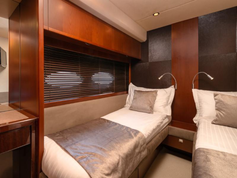 Book yachts online - motorboat - Princess 72 Fly - Champion - rent