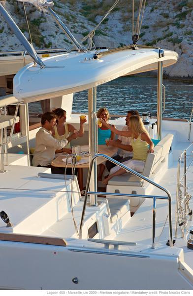 Book yachts online - catamaran - Lagoon 400 S2 - Esmeralda - rent