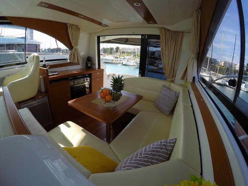 Book yachts online - motorboat - Antares 30 Fly - Lumar SeaMotion - rent