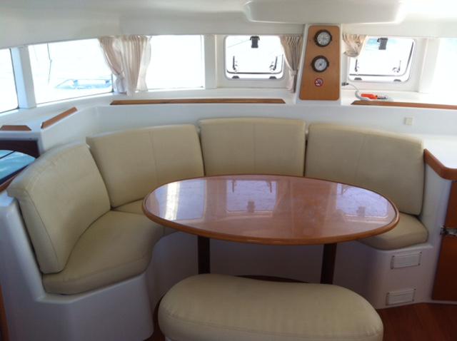 Book yachts online - catamaran - Lagoon 380 - Homo Delphinus - rent