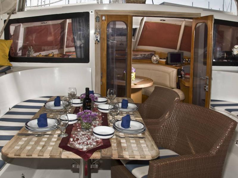 Book yachts online - catamaran - Privilege 45 - Laura - rent