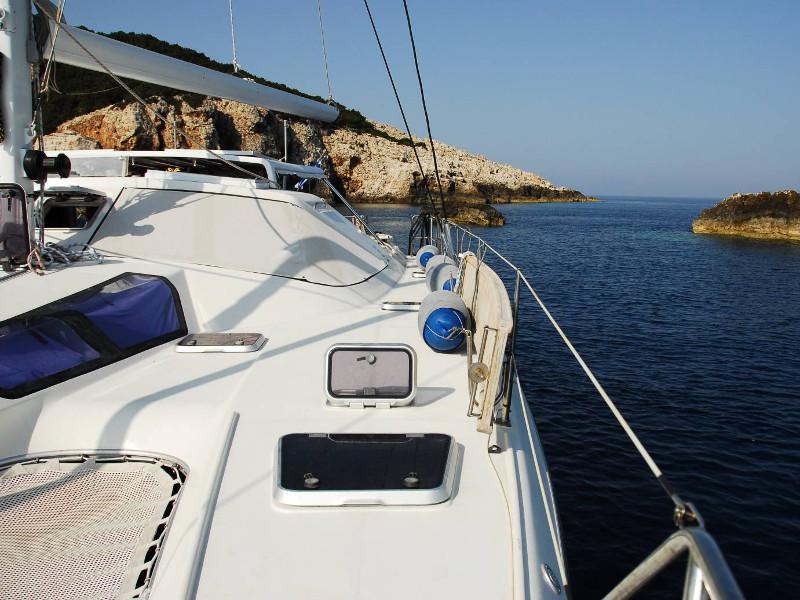 Book yachts online - catamaran - Privilege 45 - Laura - rent