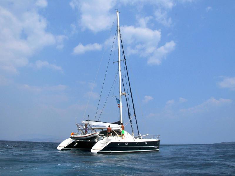 Book yachts online - catamaran - Privilege 45 - Laura - rent