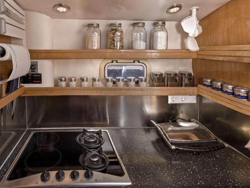 Book yachts online - catamaran - Privilege 45 - Laura - rent