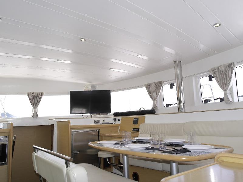 Book yachts online - catamaran - Lagoon 421 - Miss Coco - rent