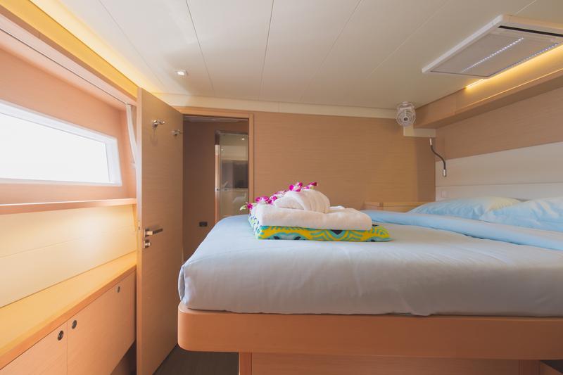 Book yachts online - catamaran - Lagoon 52F - Blue Moon - rent