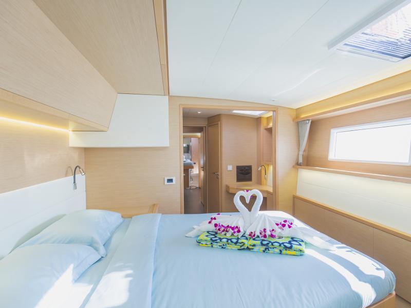Book yachts online - catamaran - Lagoon 52F - Blue Moon - rent