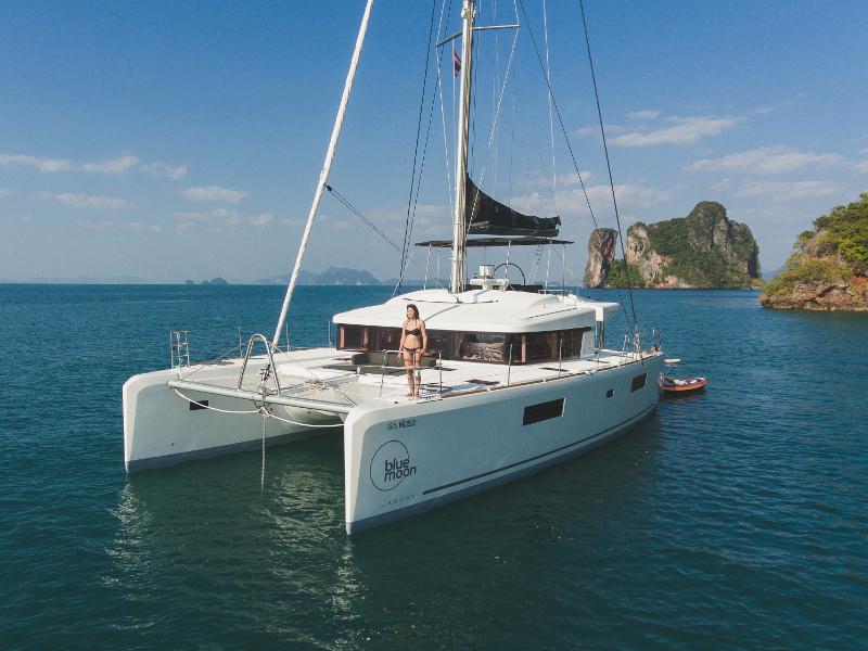 Book yachts online - catamaran - Lagoon 52F - Blue Moon - rent