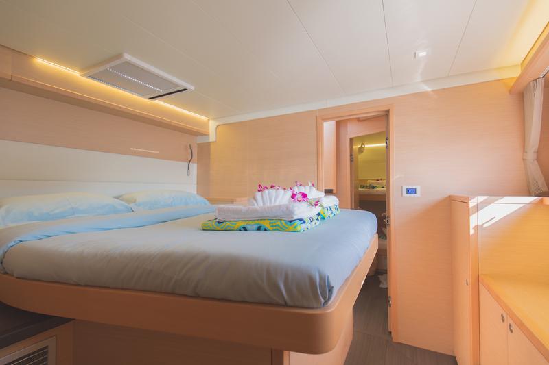 Book yachts online - catamaran - Lagoon 52F - Blue Moon - rent