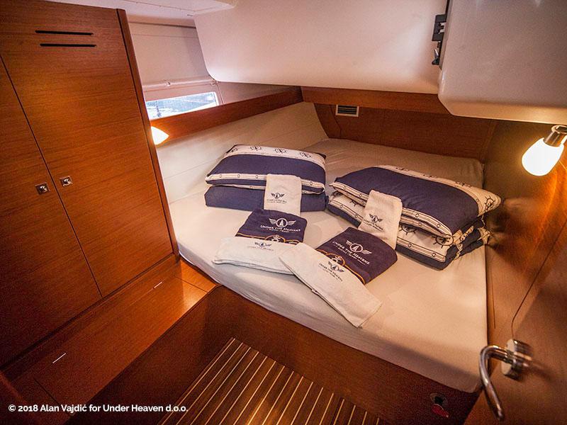 Book yachts online - sailboat - Dufour 460 Grand Large - NOSTROMO (aircondition, generator, blue hull) - rent