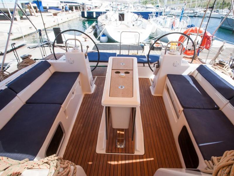 Book yachts online - sailboat - Dufour 460 Grand Large - SULACO (aircondition, generator, blue hull) - rent