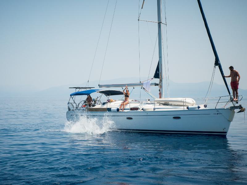Book yachts online - sailboat - Bavaria 42 Cruiser - Santa Maria - rent
