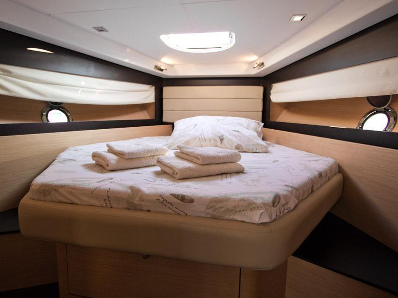 Book yachts online - motorboat - Monte Carlo 37 Hard Top - Leni Lu - rent