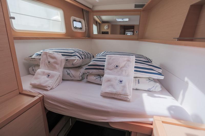 Book yachts online - catamaran - Lagoon 450  Flybridge - Mantra (Generator + watermaker) - rent
