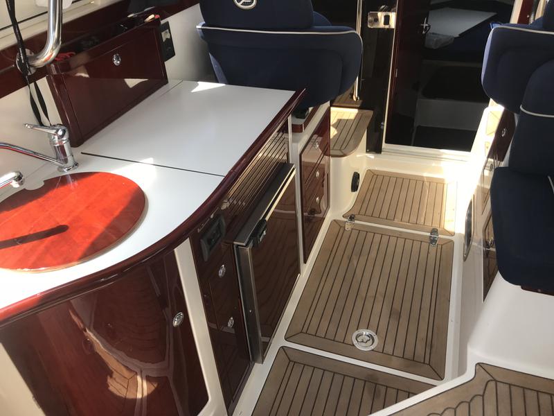 Book yachts online - motorboat - Aquador 28 HT - Matilda - rent