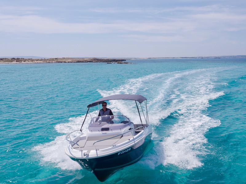 Book yachts online - motorboat - Cap Camarat 5.5 WA S2 - DESCARADA - rent