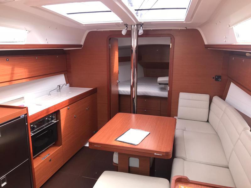 Book yachts online - sailboat - Dufour 382 GL - Happiness - rent
