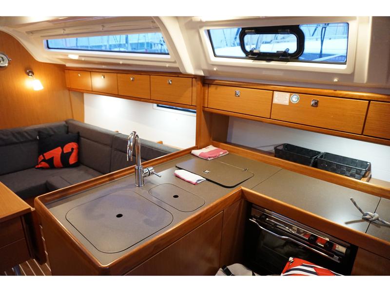 Book yachts online - sailboat - Bavaria Cruiser 37 - Aventura - rent