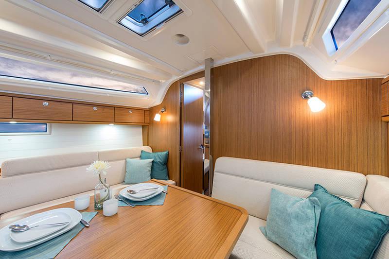 Book yachts online - sailboat - Bavaria Cruiser 37 - Aventura - rent