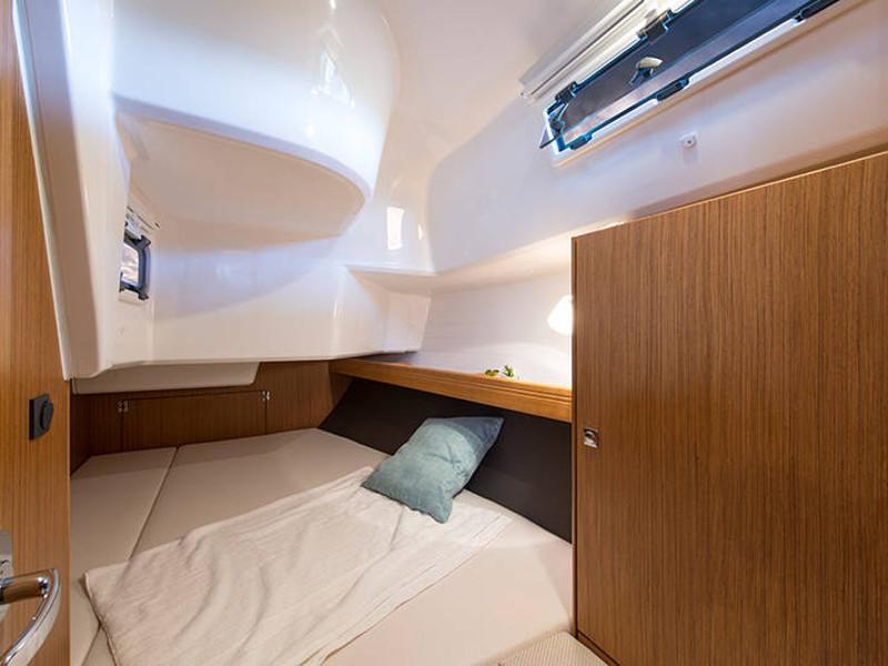 Book yachts online - sailboat - Bavaria Cruiser 37 - Las Cevenas - rent