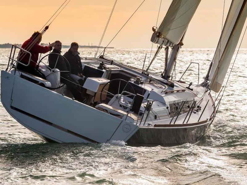 Book yachts online - sailboat - Dufour 382 GL - Phoneix - rent