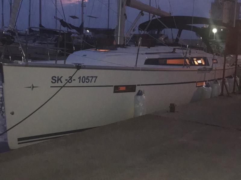 Book yachts online - sailboat - Bavaria Cruiser 37 - Baby Panda AC shore power underwater light - rent