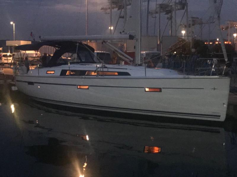Book yachts online - sailboat - Bavaria Cruiser 37 - Baby Panda AC shore power underwater light - rent