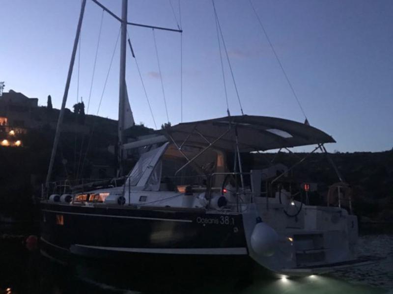 Book yachts online - sailboat - Oceanis 38.1 - Baby Dory AC shore power underwater light blue hull - rent