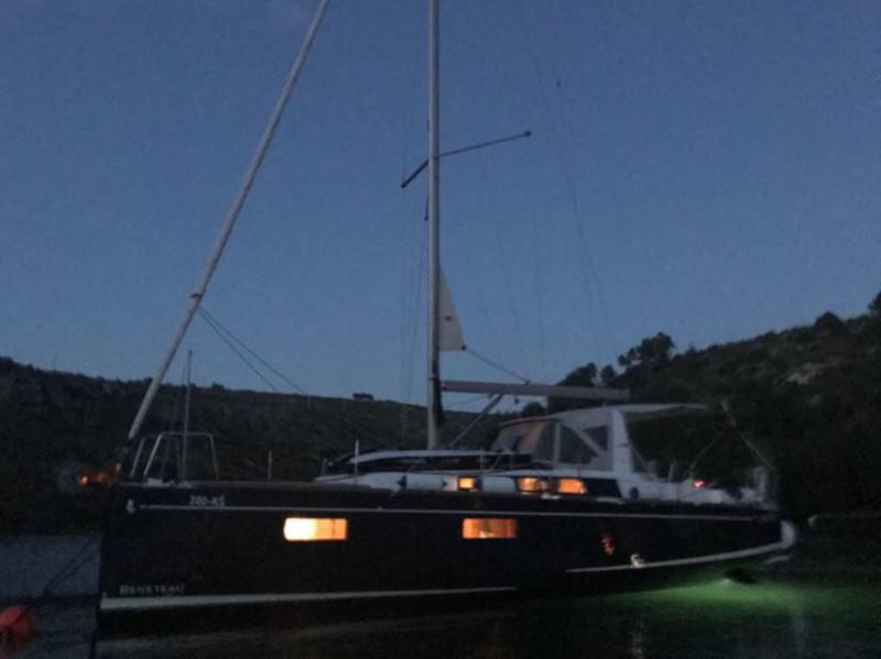 Book yachts online - sailboat - Oceanis 38.1 - Baby Dory AC shore power underwater light blue hull - rent