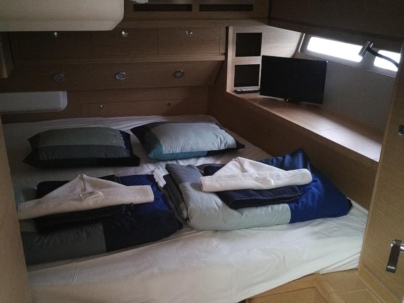 Book yachts online - sailboat - Dufour 56 Exclusive - Jess fully equipped white hull - rent