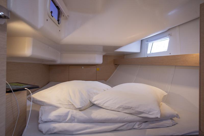 Book yachts online - sailboat - Elan 40 Impression - JANINA - rent