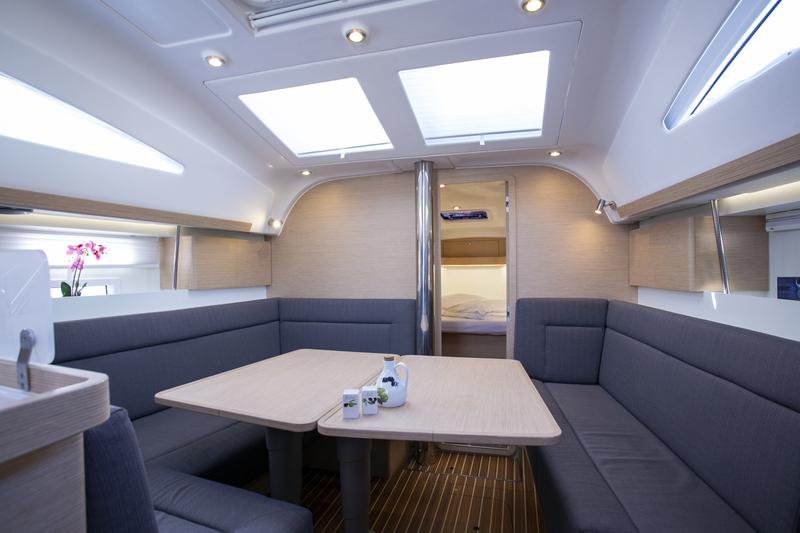 Book yachts online - sailboat - Elan 40 Impression - JANINA - rent