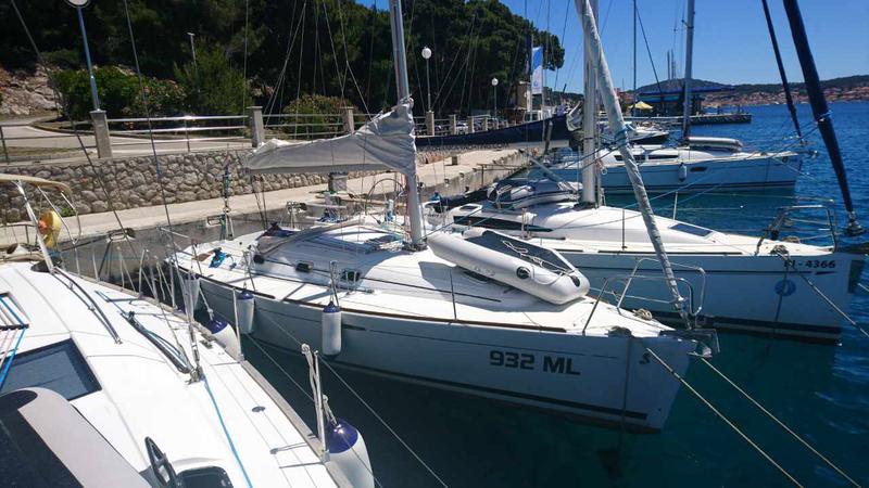 Book yachts online - sailboat - First 31.7 - Ruta - rent