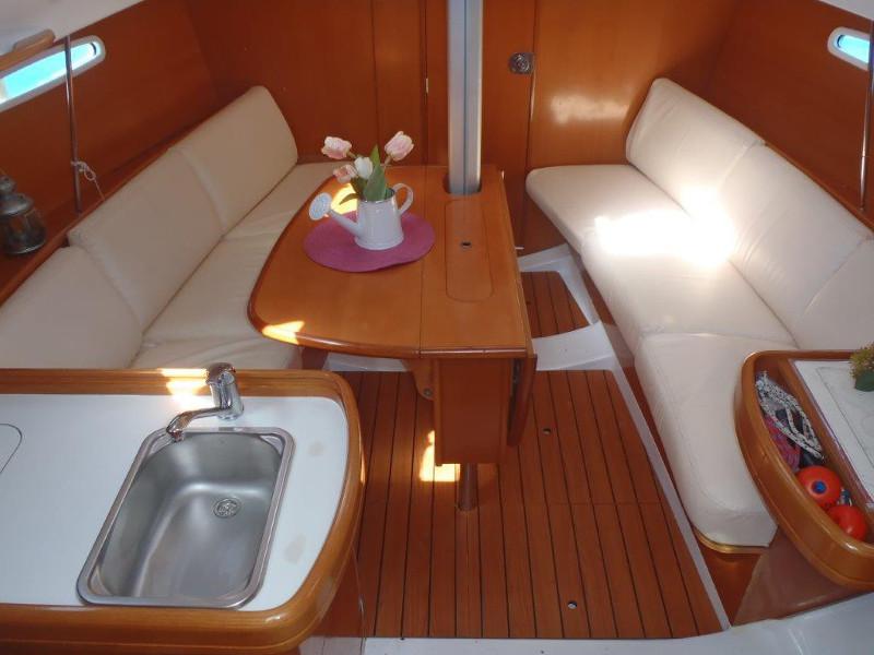 Book yachts online - sailboat - First 31.7 - Ruta - rent