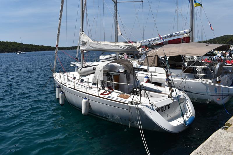 Book yachts online - sailboat - First 31.7 - Ruta - rent