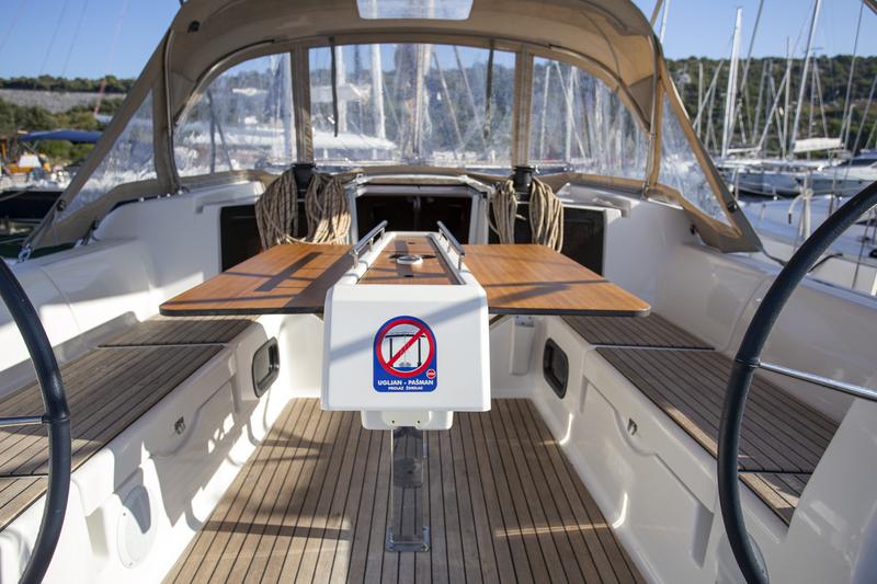 Book yachts online - sailboat - Dufour 382 GL - Niké - rent