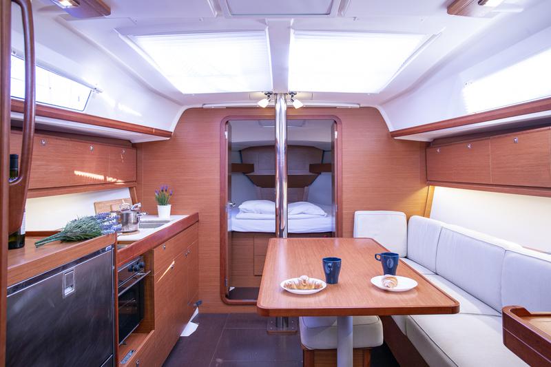 Book yachts online - sailboat - Dufour 382 GL - Niké - rent