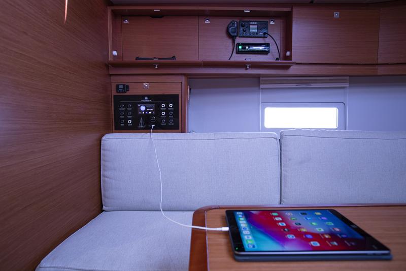 Book yachts online - sailboat - Dufour 430 Grand Large - Lana V - rent