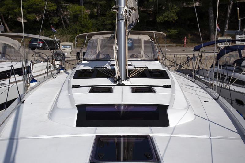 Book yachts online - sailboat - Dufour 430 Grand Large - Lana V - rent