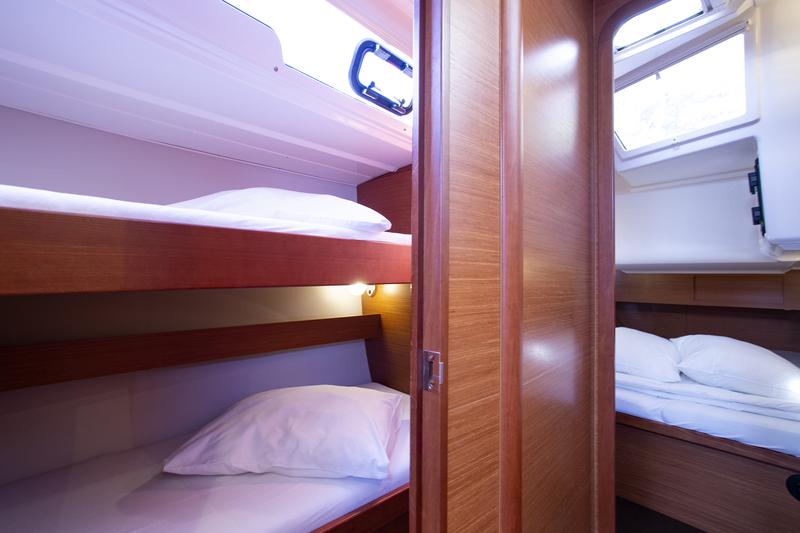 Book yachts online - sailboat - Dufour 430 Grand Large - Lana V - rent