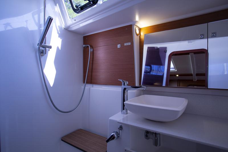 Book yachts online - sailboat - Dufour 430 Grand Large - Lana V - rent