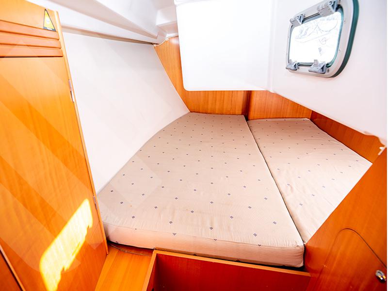 Book yachts online - sailboat - First 34.7 - One - rent