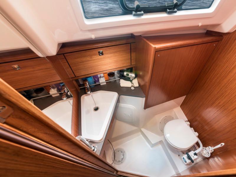 Book yachts online - sailboat - Bavaria 34 Cruiser - Free Spirit - rent