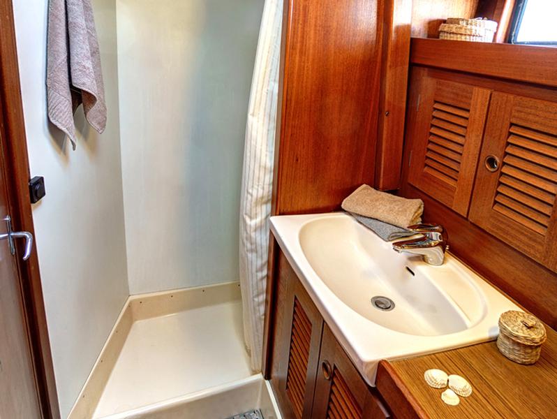Book yachts online - sailboat - Hallberg-Rassy 49 - Big Blue - rent