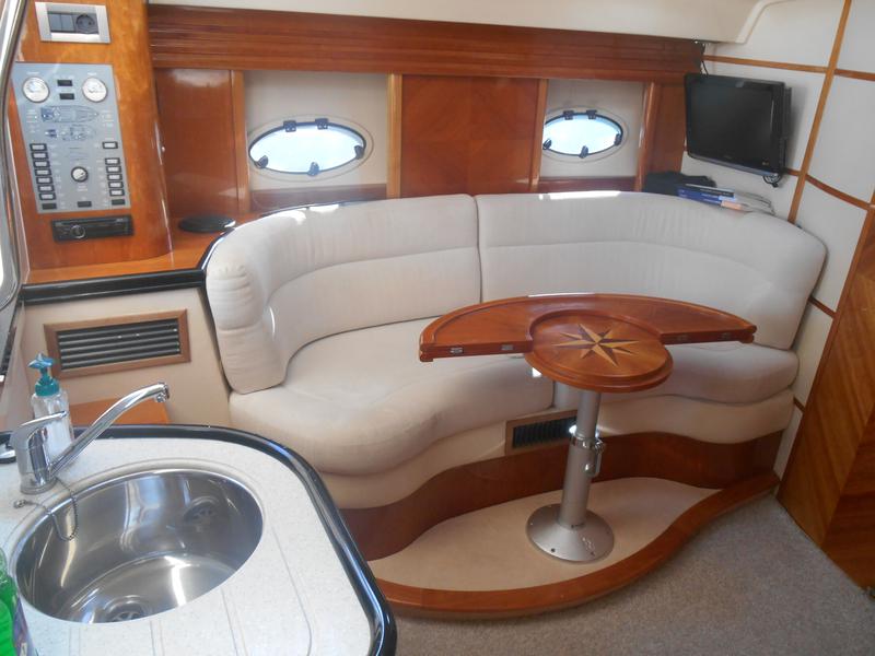 Book yachts online - motorboat - Elan Power 35 - Marta III - rent