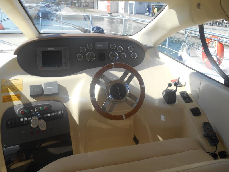 Book yachts online - motorboat - Azimut 39 - MARTA - rent
