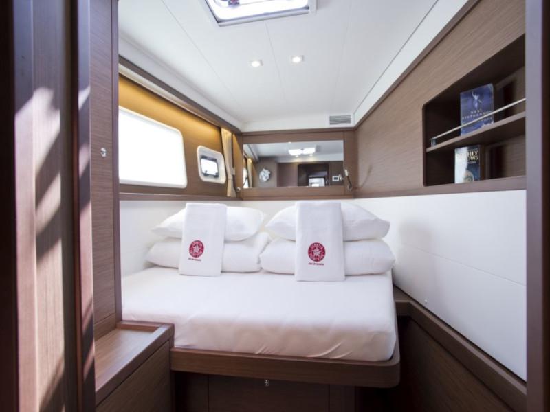 Book yachts online - catamaran - Lagoon 450 Flybridge - Jenny of Sweden - rent
