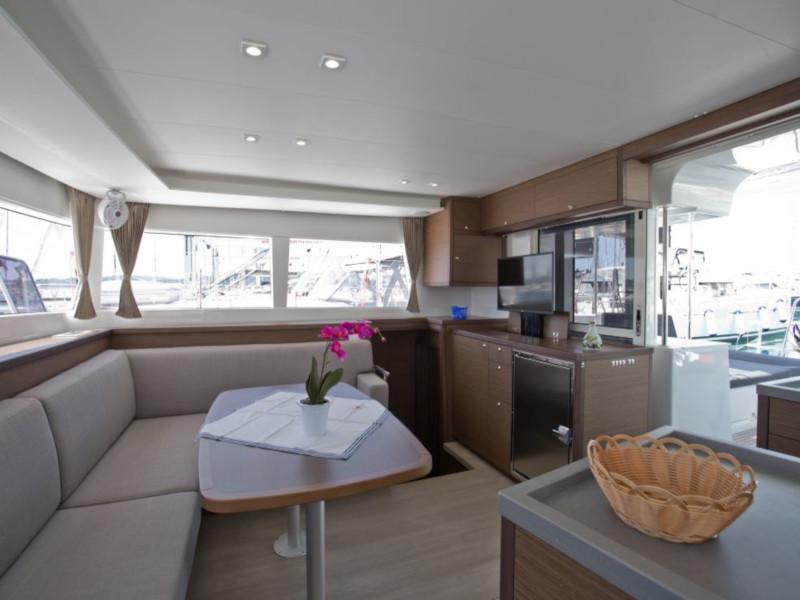 Book yachts online - catamaran - Lagoon 450 Flybridge - Jenny of Sweden - rent