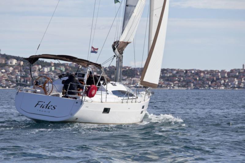 Book yachts online - sailboat - Elan Impression 40 - Fides - rent